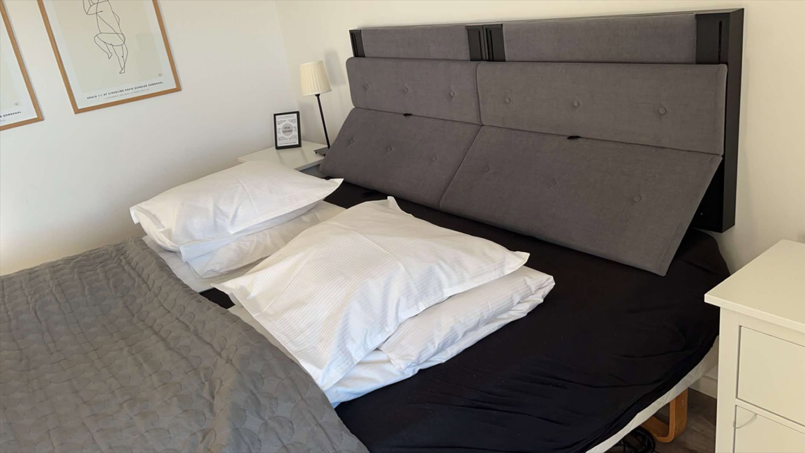 Smart-elevation Sengegavl slået ud i gråt stof og sort træ